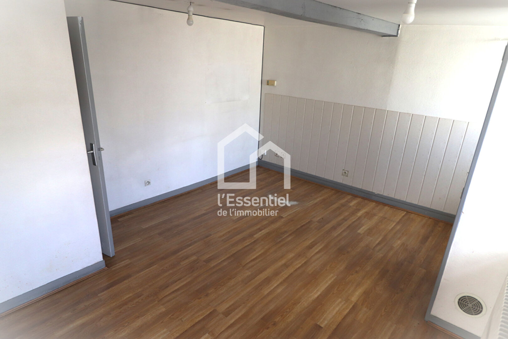 Photo 2 appartements, local d'activité, local de stockage-Chanteloup Les Vignes image 2/6