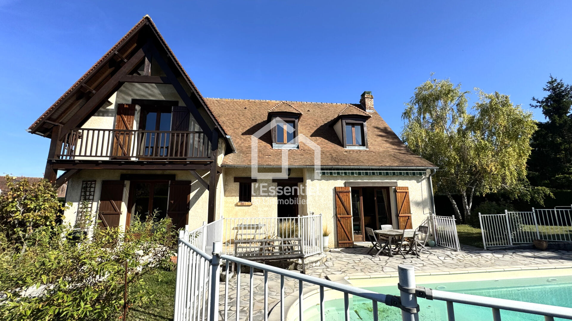 Photo Grande Maison  7 pièce(s) 4chs  180.66 m2 CHAPET sous-sol total 1019m² terrain image 1/6