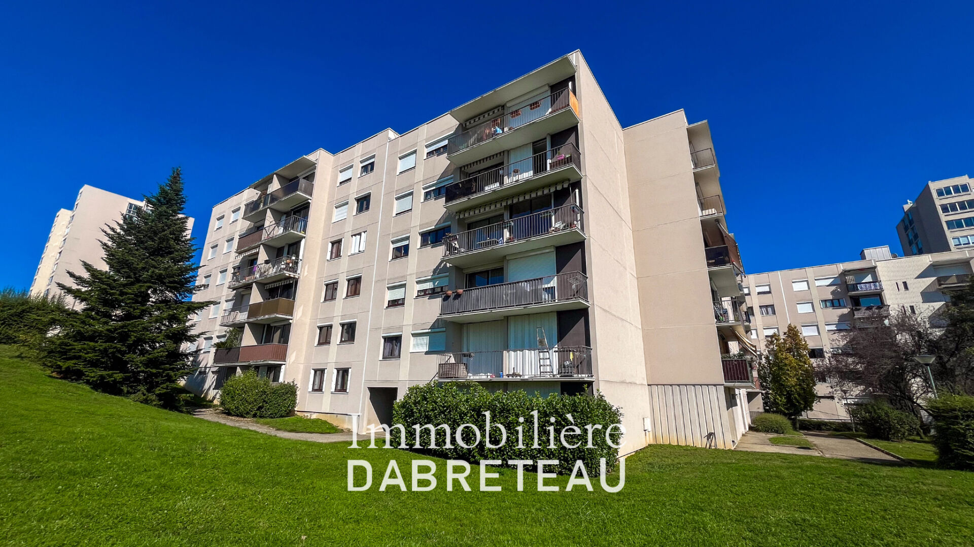 Saint Priest -T2 de 54m2 avec balcon + parking