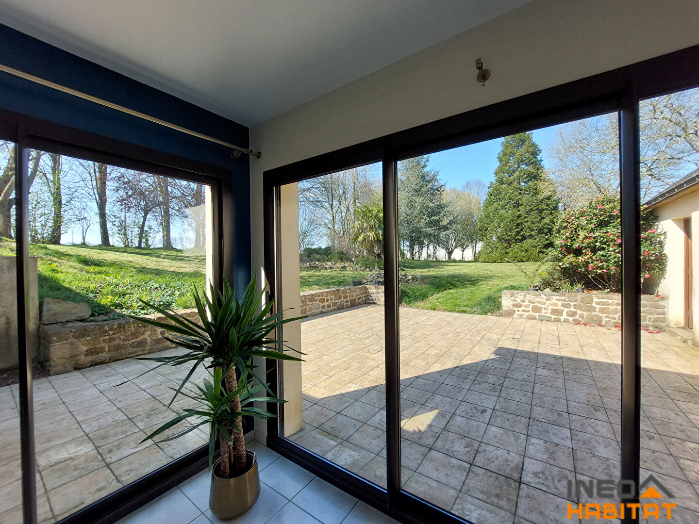 Photo Maison spacieuse sur vaste terrain TINTENIAC image 2/6