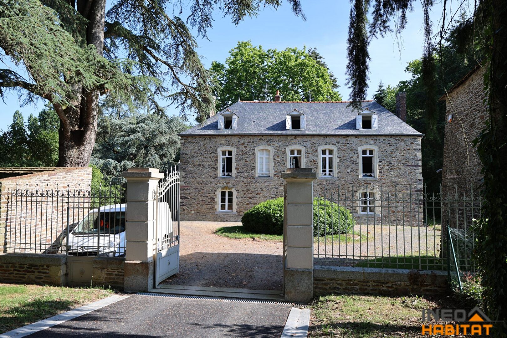Photo Chanteloup - Château Et Ses Dépendances Aux Portes Du Village image 1/6