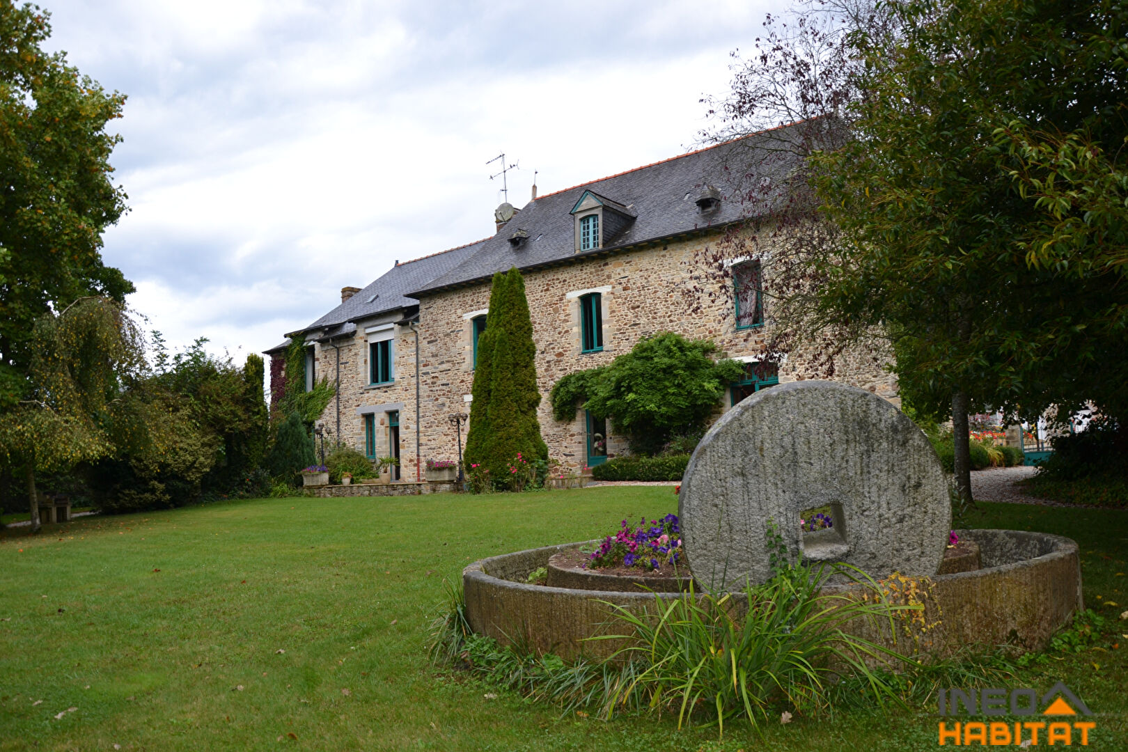 Photo BALAZE - Maison de maître en coeur de village image 1/6
