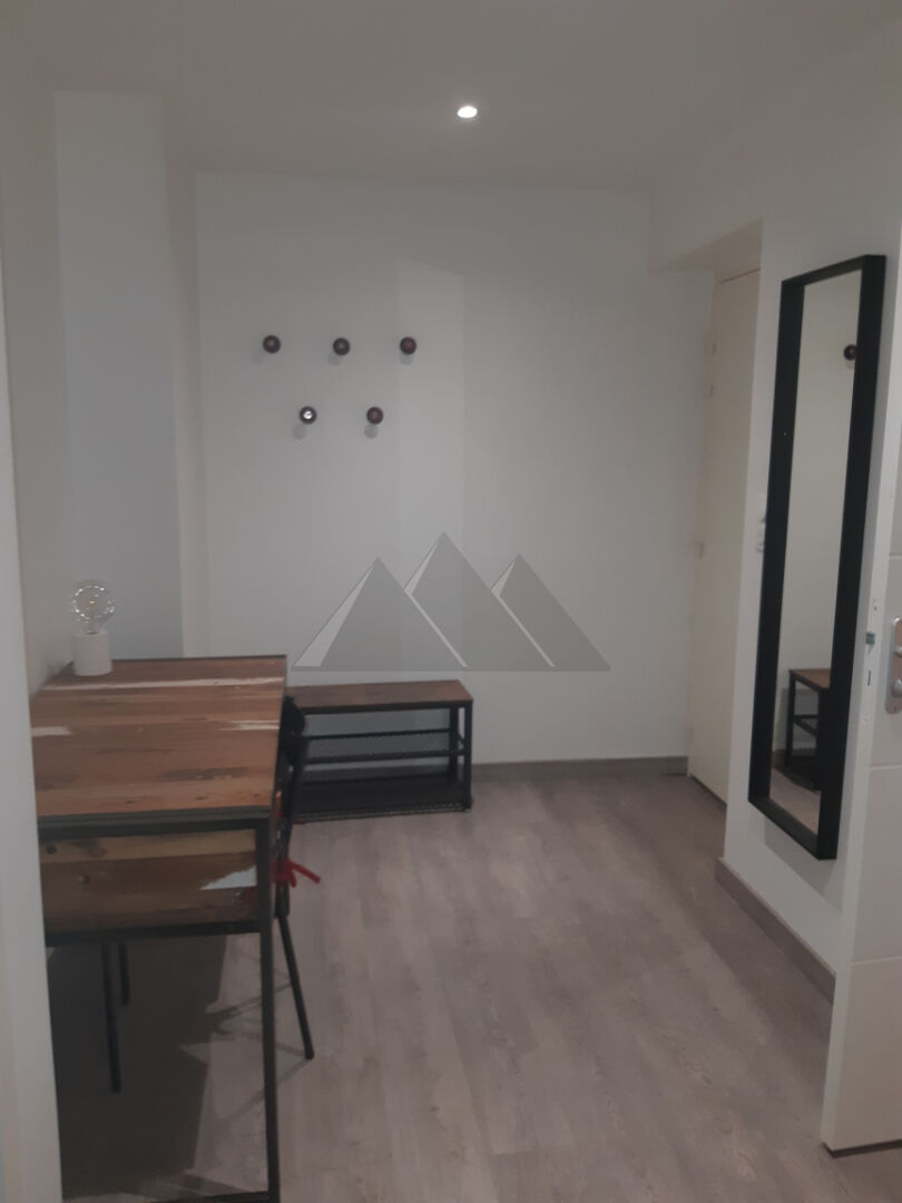 Photo A LOUER BREST CENTRE VILLE APPARTEMENT T2 MEUBLE ASCENSEUR TERRASSE PARKING CAVE image 4/6