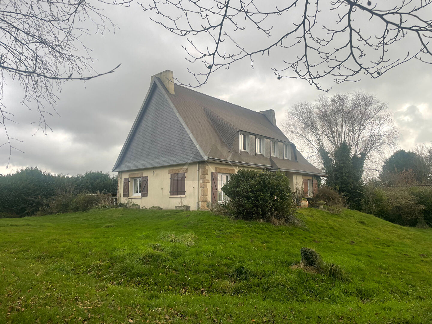 A VENDRE MAISON  4 chambres SORTIE QUIMPER  route de PLOGONNEC 2432M2