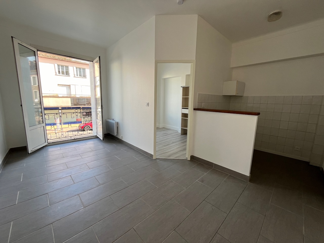 Villeneuve sur Lot, appartement de 31 m²  lumineux situé dans un immeuble tranquille. L'appartement est au 1er étage et comprend une pièce de vie avec coin cuisine, une chambre, une salle d'eau et un WC. L'appartement se situe près des commerces du centre