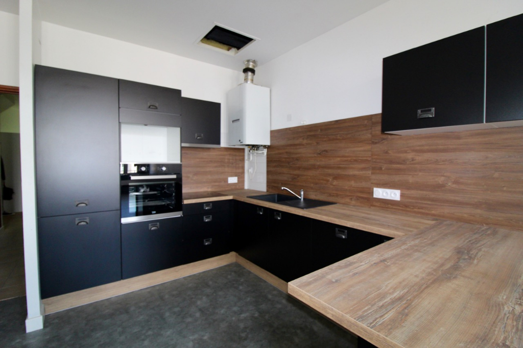 Villeneuve Sur Lot, vous apprécierez cet appartement de 55,41 m²  situé au 2ème étage d'un immeuble. tranquille. Rénové, il a une grande pièce de vie lumineuse donnant sur la place lafayette, orientée Sud de 28 m2 avec une cuisine équipée neuve (plaques,