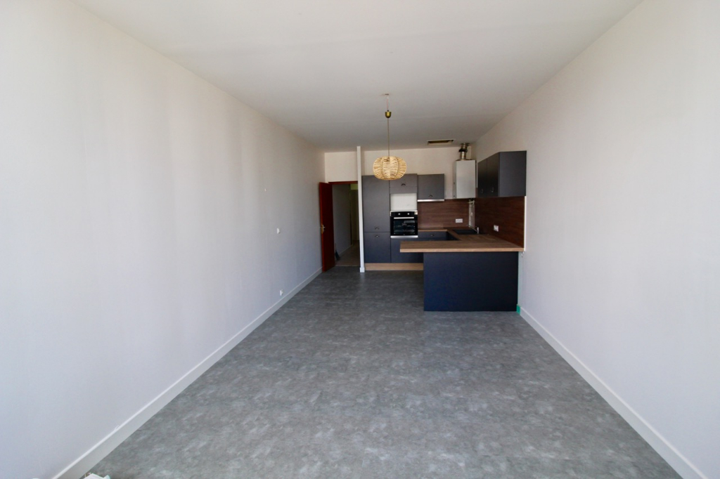 Photo Villeneuve Sur Lot, vous apprécierez cet appartement de 55,41 m²  situé au 2ème étage d'un immeuble. tranquille. Rénové, il a une grande pièce de vie lumineuse donnant sur la place lafayette, orientée Sud de 28 m2 avec une cuisine équipée neuve (plaques, image 2/6