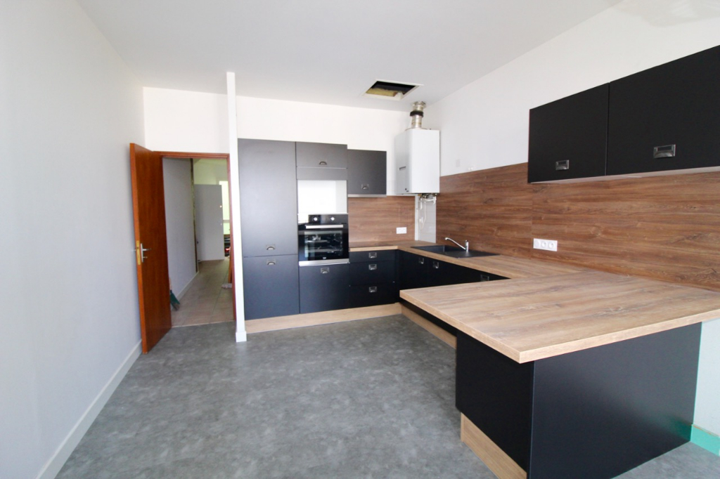 Photo Villeneuve Sur Lot, vous apprécierez cet appartement de 55,41 m²  situé au 2ème étage d'un immeuble. tranquille. Rénové, il a une grande pièce de vie lumineuse donnant sur la place lafayette, orientée Sud de 28 m2 avec une cuisine équipée neuve (plaques, image 3/6