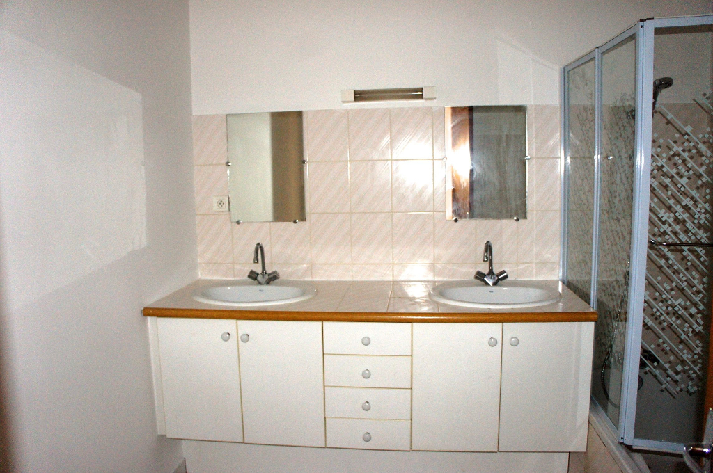 Photo Villeneuve Sur Lot, vous apprécierez cet appartement de 55,41 m²  situé au 2ème étage d'un immeuble. tranquille. Rénové, il a une grande pièce de vie lumineuse donnant sur la place lafayette, orientée Sud de 28 m2 avec une cuisine équipée neuve (plaques, image 4/6