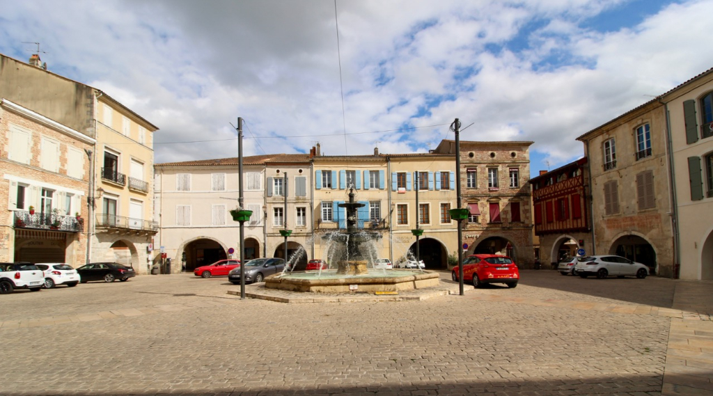 Photo Villeneuve Sur Lot, vous apprécierez cet appartement de 55,41 m²  situé au 2ème étage d'un immeuble. tranquille. Rénové, il a une grande pièce de vie lumineuse donnant sur la place lafayette, orientée Sud de 28 m2 avec une cuisine équipée neuve (plaques, image 5/6