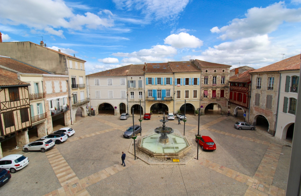 Photo Villeneuve Sur Lot, vous apprécierez cet appartement de 55,41 m²  situé au 2ème étage d'un immeuble. tranquille. Rénové, il a une grande pièce de vie lumineuse donnant sur la place lafayette, orientée Sud de 28 m2 avec une cuisine équipée neuve (plaques, image 6/6