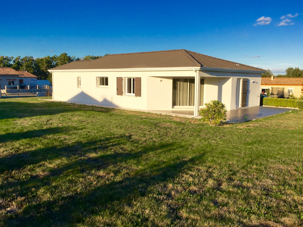 Secteur Penne d'Agenais/Hautefage et entre Villeneuve et Agen, dans un lotissement récent, très belle maison de plain-pied d'environ 104,1 m2 en excellent état. Grande pièce de vie avec une très belle cuisine équipée, 2 chambres avec placards, une suite p