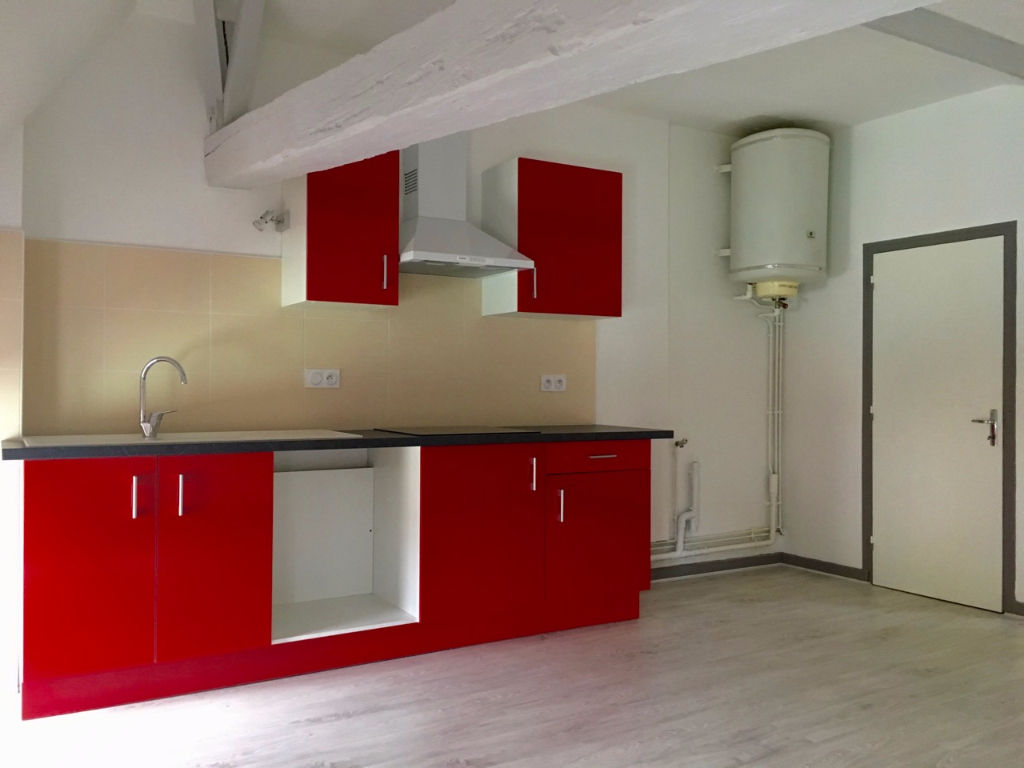 CASTELMORON-SUR-LOT, au dernier étage et sous les toits, agréable T2 d'environ 46,09 m2 au sol.  Cet appartement dans un très bon état comprenant une pièce de vie avec coin cuisine équipée, une chambre avec salle d'eau, une entrée et un WC. Double vitrage