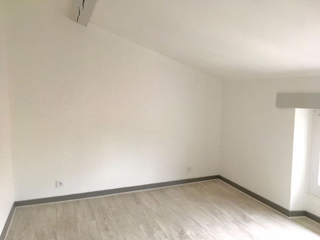 Photo CASTELMORON-SUR-LOT, au dernier étage et sous les toits, agréable T2 d'environ 46,09 m2 au sol.  Cet appartement dans un très bon état comprenant une pièce de vie avec coin cuisine équipée, une chambre avec salle d'eau, une entrée et un WC. Double vitrage image 3/5