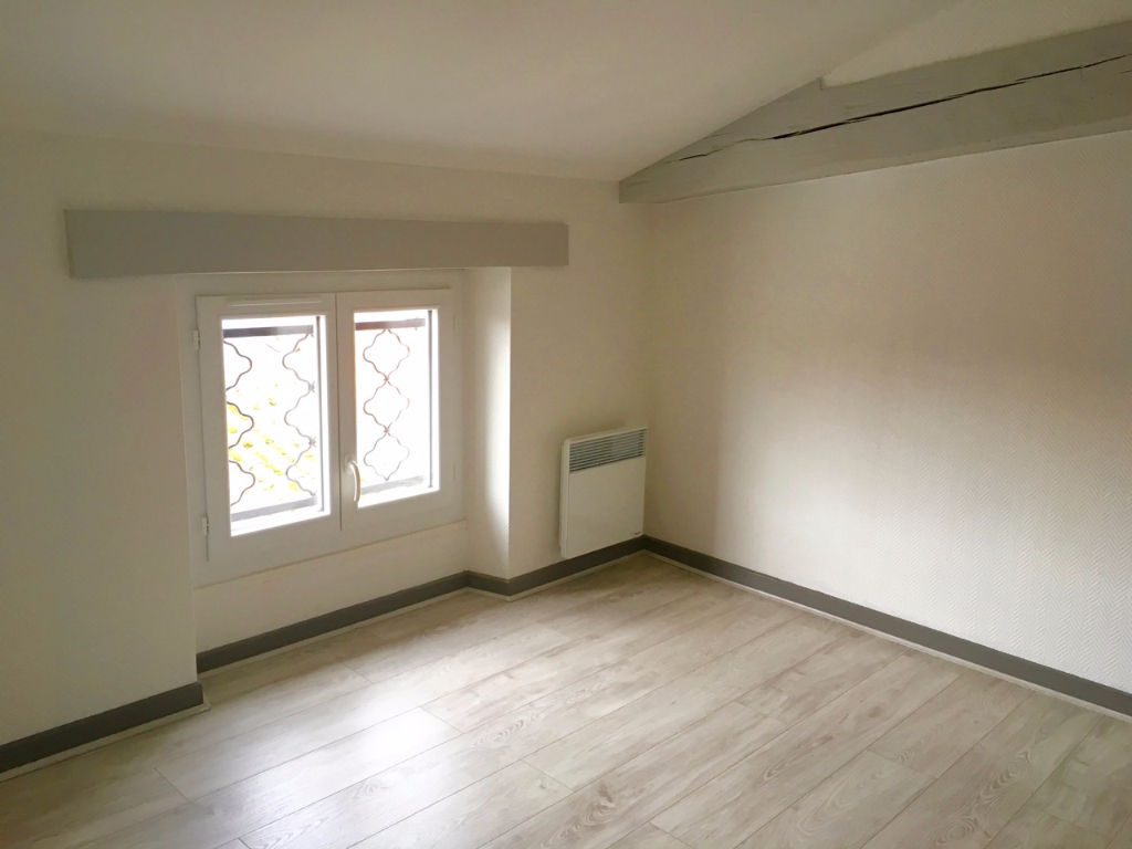 Photo CASTELMORON-SUR-LOT, au dernier étage et sous les toits, agréable T2 d'environ 46,09 m2 au sol.  Cet appartement dans un très bon état comprenant une pièce de vie avec coin cuisine équipée, une chambre avec salle d'eau, une entrée et un WC. Double vitrage image 4/5