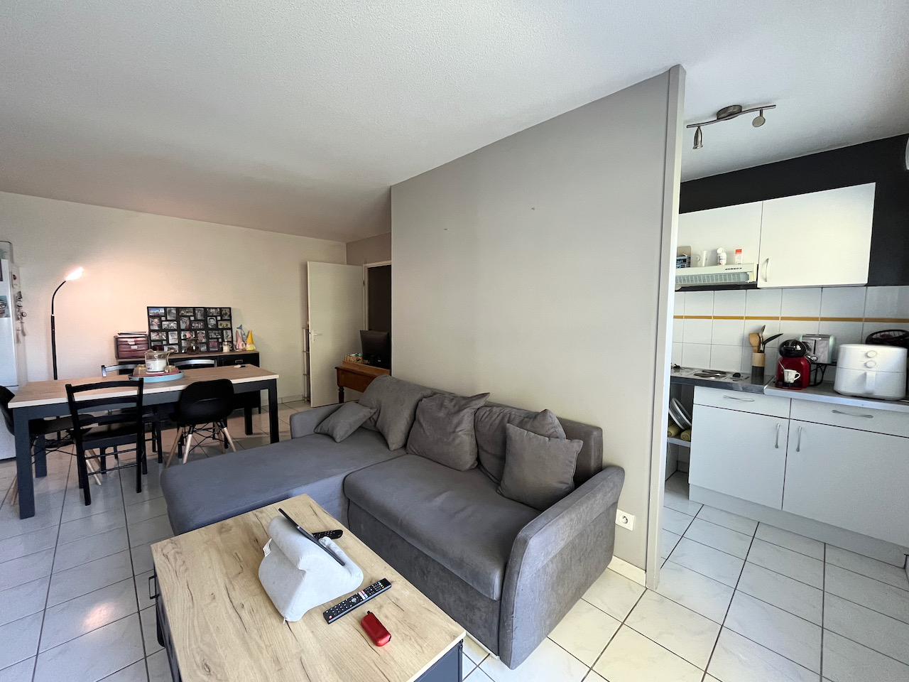 Villeneuve/Lot, dans une résidence récente, appartement de 46,51 m2 en très bon état comprenant un séjour avec coin cuisine (meubles hauts et bas), cellier, entrée avec placard, chambre avec placard, salle de bains, WC. BALCON pouvant accueillir table et