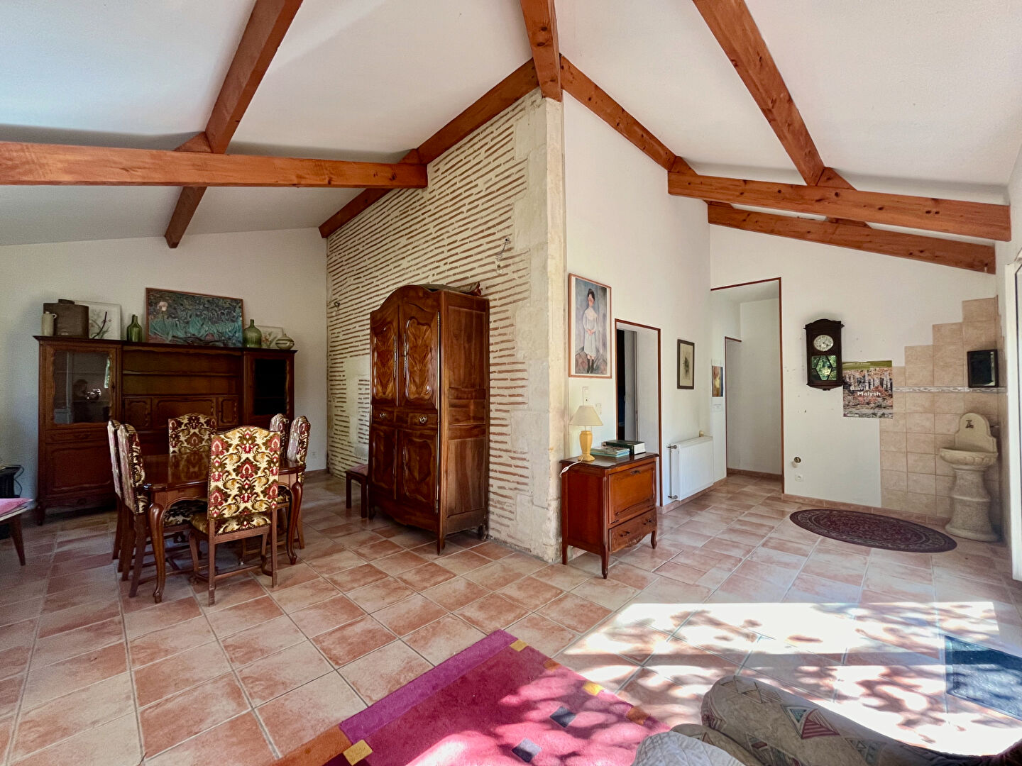 Photo Sainte Livrade, maison d'environ 115m2 avec une vie de plain pied sur un grand jardin clos sans vis à vis d'environ 1200m2 arboré. Cette maison agrandie en 2007 est lumineuse et atypique. Elle comprend un séjour cathedral d'environ 33m2 avec une baie vitr image 1/6