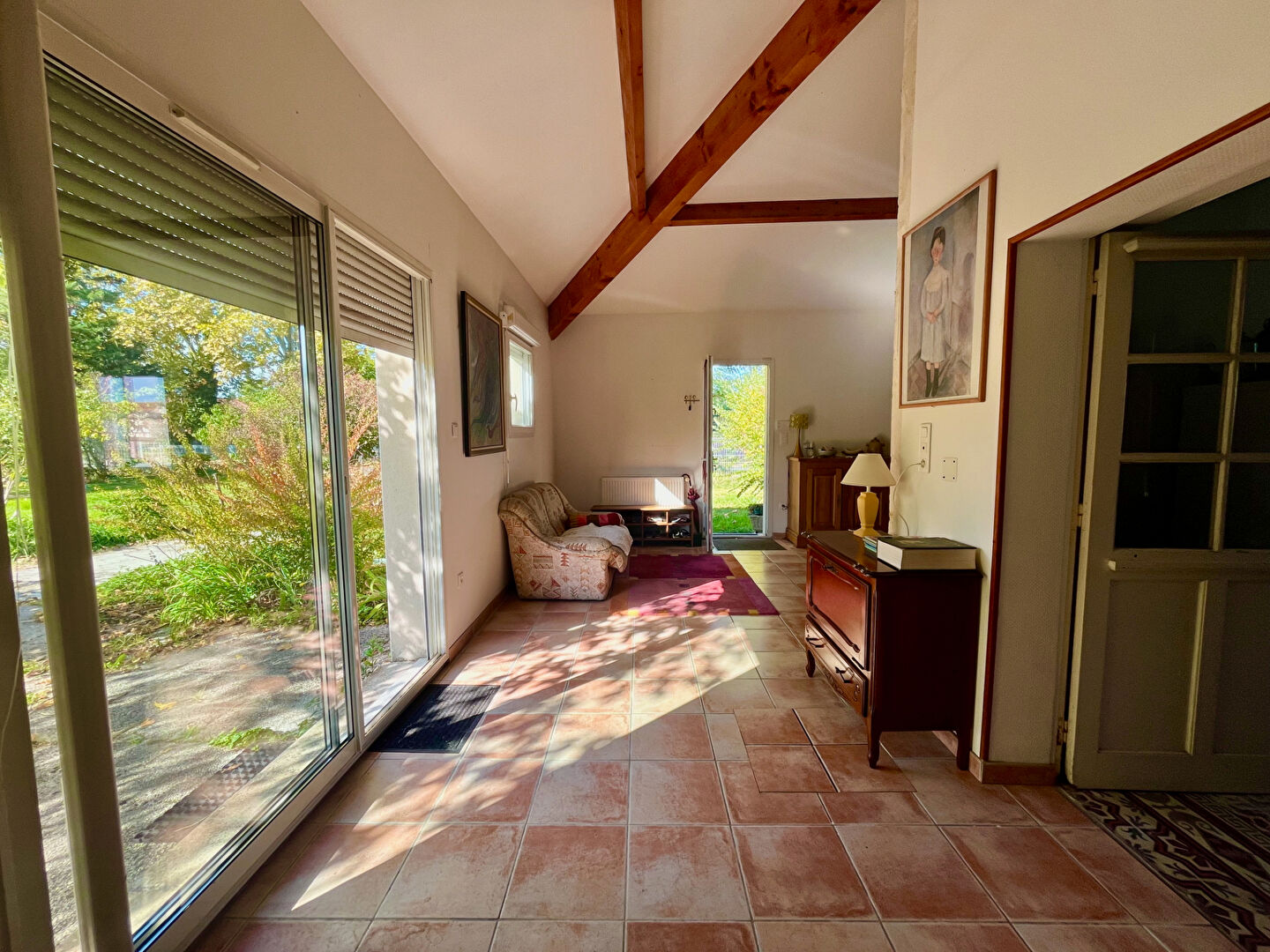 Photo Sainte Livrade, maison d'environ 115m2 avec une vie de plain pied sur un grand jardin clos sans vis à vis d'environ 1200m2 arboré. Cette maison agrandie en 2007 est lumineuse et atypique. Elle comprend un séjour cathedral d'environ 33m2 avec une baie vitr image 2/6