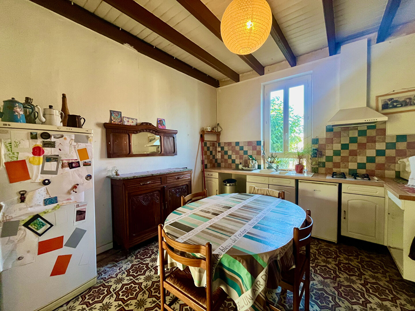 Photo Sainte Livrade, maison d'environ 115m2 avec une vie de plain pied sur un grand jardin clos sans vis à vis d'environ 1200m2 arboré. Cette maison agrandie en 2007 est lumineuse et atypique. Elle comprend un séjour cathedral d'environ 33m2 avec une baie vitr image 5/6