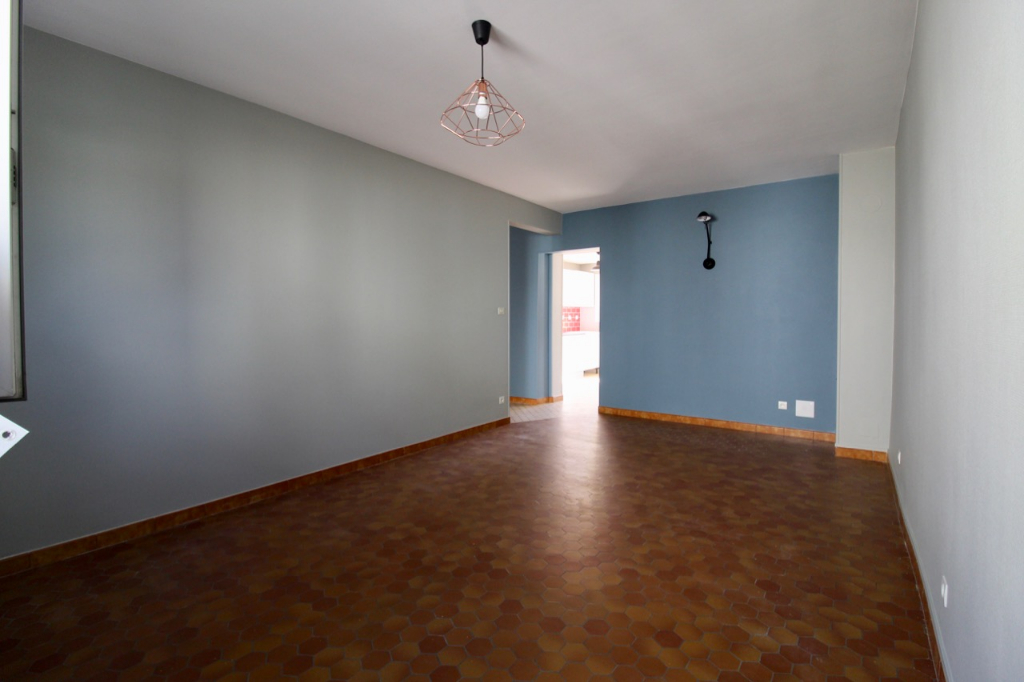 Photo Monclar d'Agenais, proche Castelmoron sur Lot et à 25 mn à l'ouest de Villeneuve sur Lot, très agréable maison de village, entièrement rénovée à louer de 76 m2 avec joli jardin avec vue dominante à l'est. image 6/6