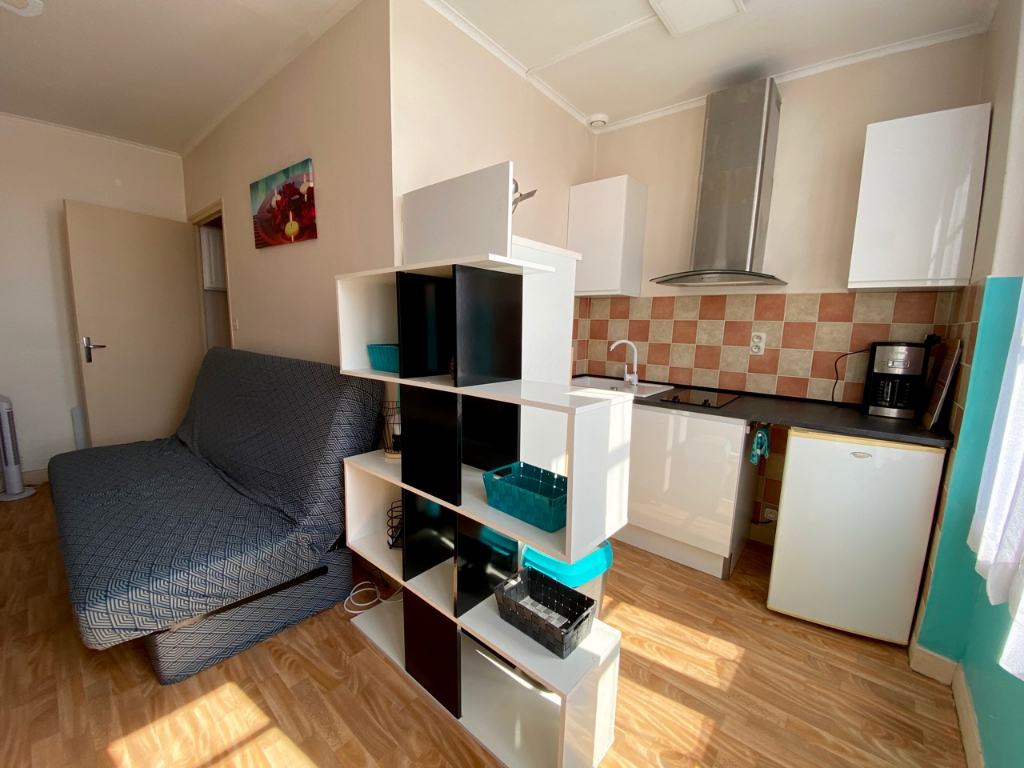 VILLENEUVE SUR LOT, studio meublé d'environ 23,70 m² en très bon état. Situé au 2ème étage, cet appartement en partie refait comprend : une entrée, une pièce de vie, une cuisine équipée, une salle d'eau et un WC.  Le tout est entièrement meublé avec goût.