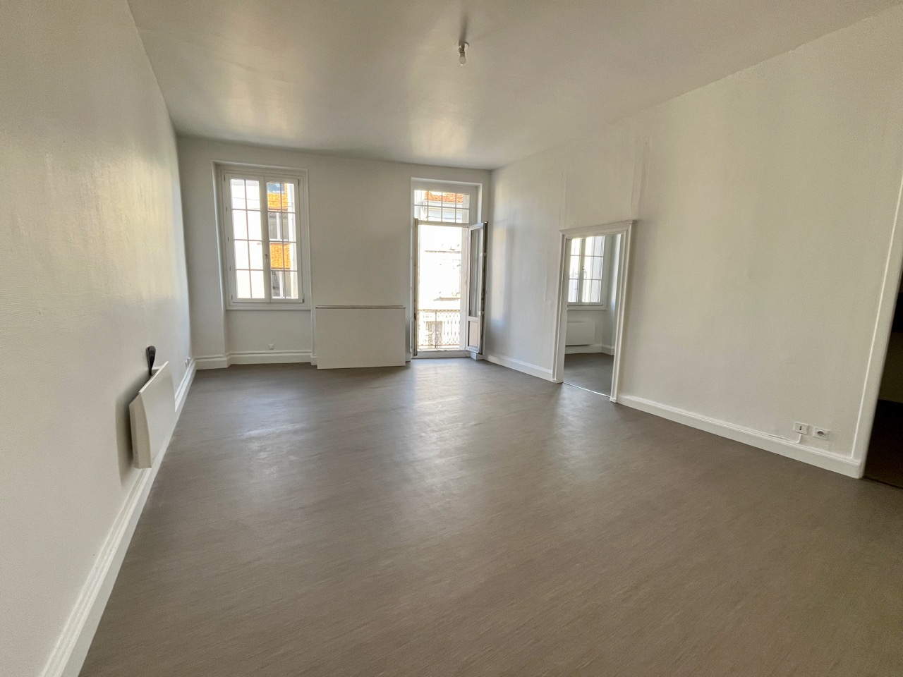 Villeneuve-Sur-Lot, proche des commodités, à 3 minutes à pied des commerces,  au 1er étage d'un immeuble cossu de 5 appartements,  Appartement de type T2 en bon état  de 45m2 comprenant une grand pièce à vivre, une chambre avec placard, un coin cuisine am