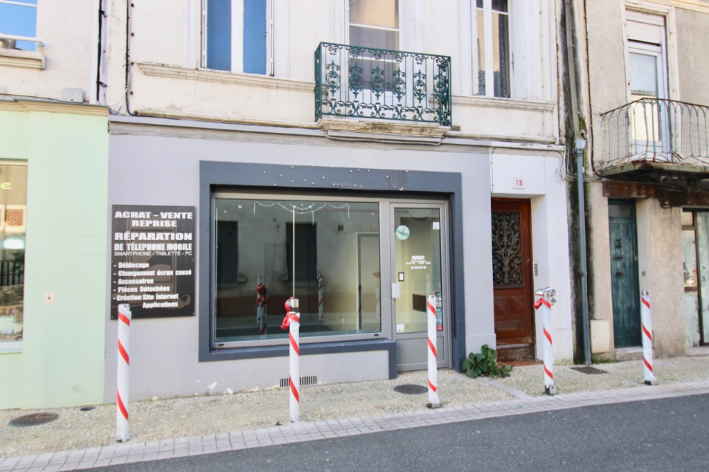 Villeneuve sur Lot, local commercial ou professionnel d'environ 27 m² situé centre ville proche parkings. réserve en  cave. Point d'eau sur l'arrière.