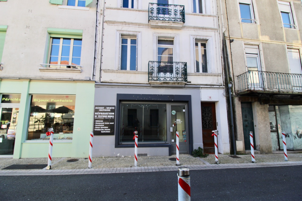 Photo Villeneuve sur Lot, local commercial ou professionnel d'environ 27 m² situé centre ville proche parkings. réserve en  cave. Point d'eau sur l'arrière. image 2/6