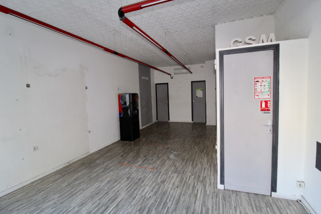 Photo Villeneuve sur Lot, local commercial ou professionnel d'environ 27 m² situé centre ville proche parkings. réserve en  cave. Point d'eau sur l'arrière. image 3/6