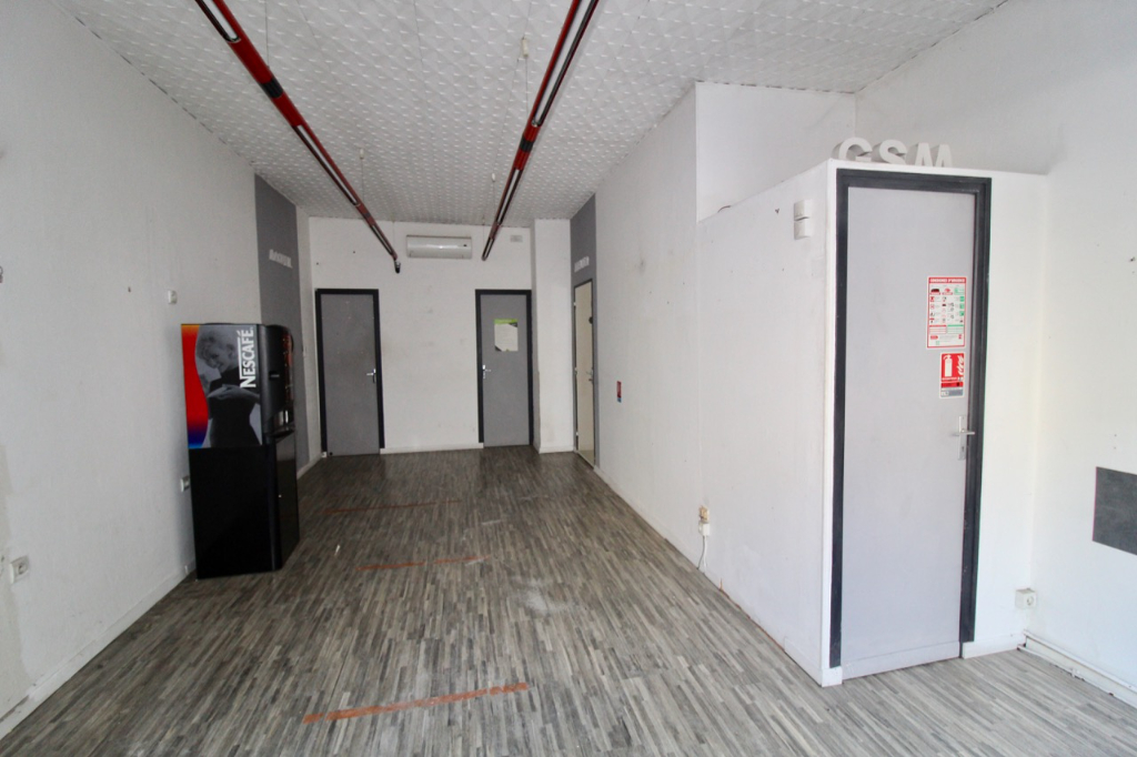 Photo Villeneuve sur Lot, local commercial ou professionnel d'environ 27 m² situé centre ville proche parkings. réserve en  cave. Point d'eau sur l'arrière. image 4/6