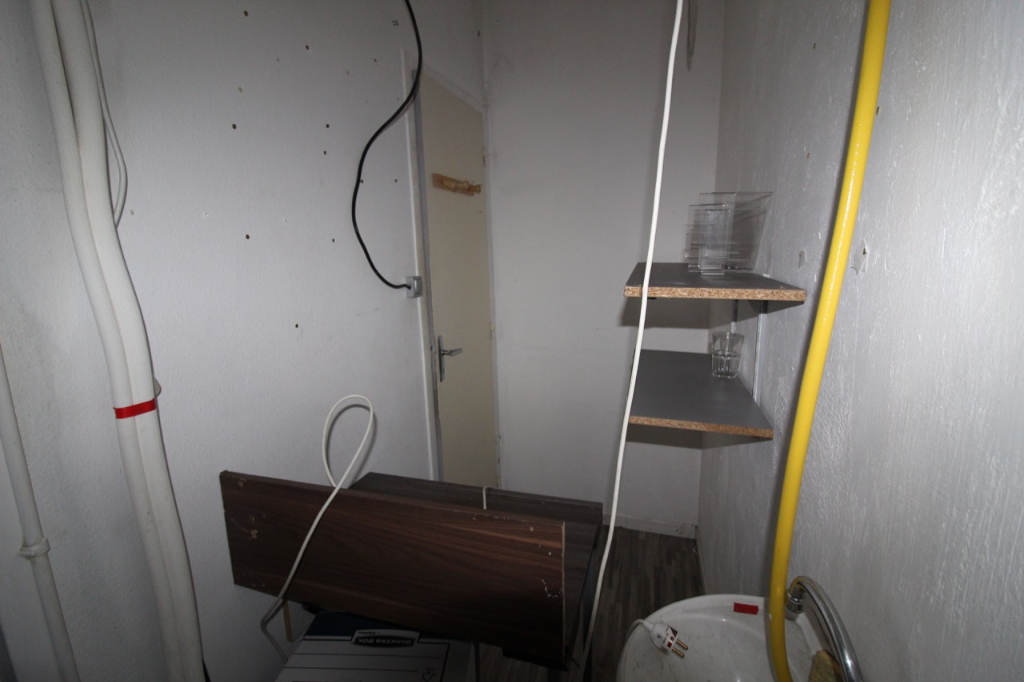 Photo Villeneuve sur Lot, local commercial ou professionnel d'environ 27 m² situé centre ville proche parkings. réserve en  cave. Point d'eau sur l'arrière. image 5/6