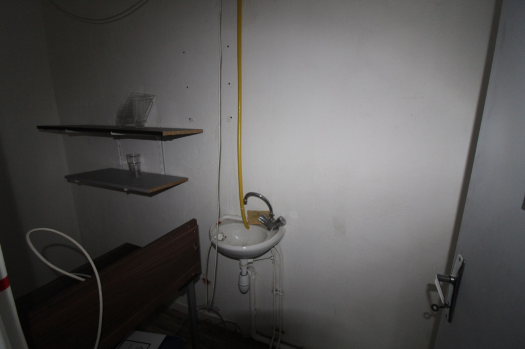 Photo Villeneuve sur Lot, local commercial ou professionnel d'environ 27 m² situé centre ville proche parkings. réserve en  cave. Point d'eau sur l'arrière. image 6/6