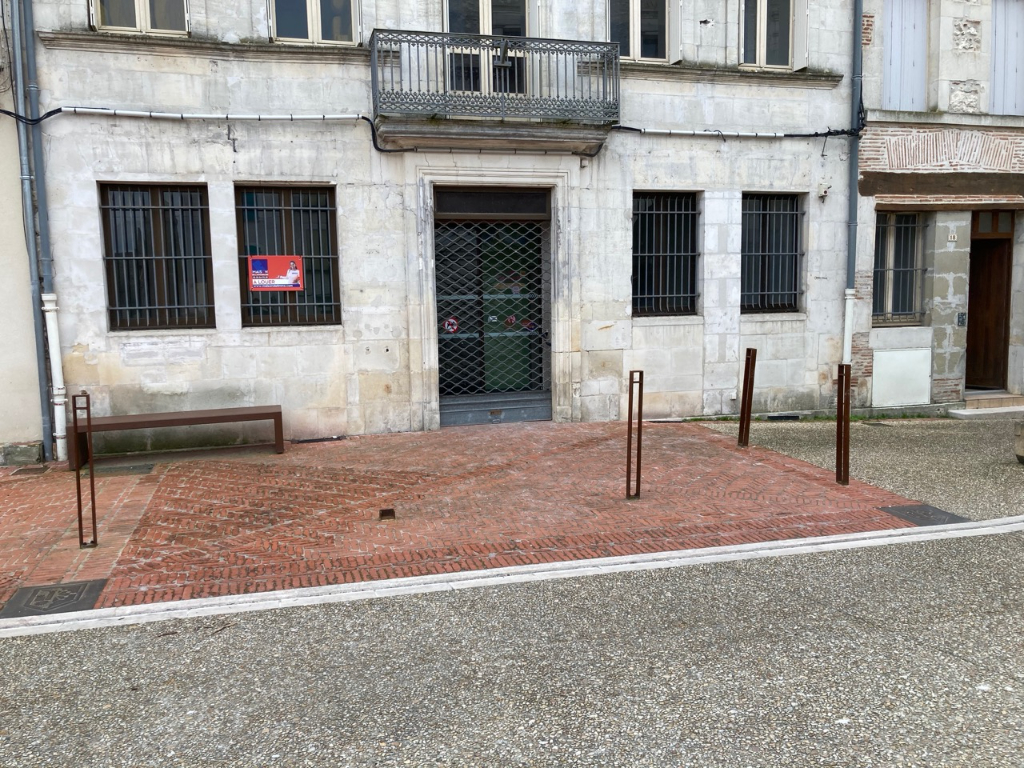 Monclar d'Agenais, à 20 mn de Villeneuve sur Lot, local commercial ou professionnel de 215 m² comprenant une surface de vente (adaptée aux personnes à mobilité réduite) et des bureaux, réserves pour une surface totale de 215 m². Possibilité d'exercer une