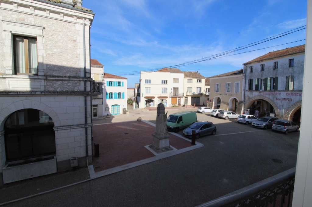 Photo Monclar d'Agenais, à 20 mn de Villeneuve sur Lot, local commercial ou professionnel de 215 m² comprenant une surface de vente (adaptée aux personnes à mobilité réduite) et des bureaux, réserves pour une surface totale de 215 m². Possibilité d'exercer une image 2/6