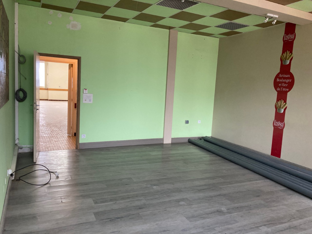 Photo Monclar d'Agenais, à 20 mn de Villeneuve sur Lot, local commercial ou professionnel de 215 m² comprenant une surface de vente (adaptée aux personnes à mobilité réduite) et des bureaux, réserves pour une surface totale de 215 m². Possibilité d'exercer une image 3/6