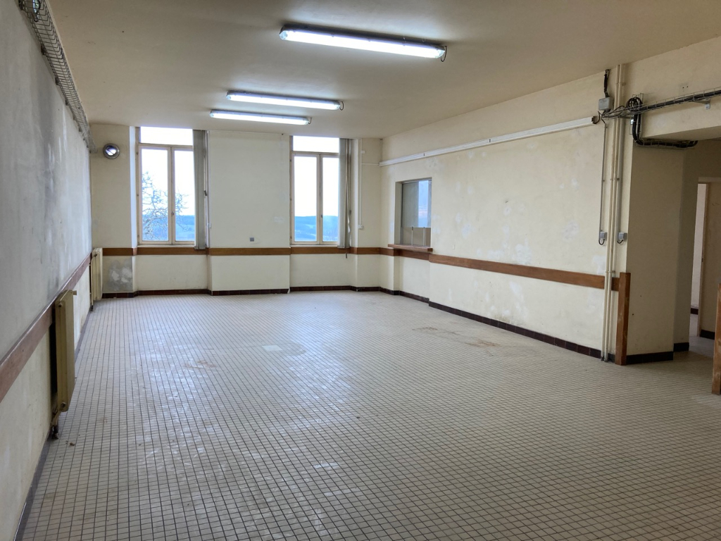 Photo Monclar d'Agenais, à 20 mn de Villeneuve sur Lot, local commercial ou professionnel de 215 m² comprenant une surface de vente (adaptée aux personnes à mobilité réduite) et des bureaux, réserves pour une surface totale de 215 m². Possibilité d'exercer une image 4/6