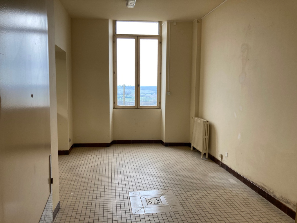 Photo Monclar d'Agenais, à 20 mn de Villeneuve sur Lot, local commercial ou professionnel de 215 m² comprenant une surface de vente (adaptée aux personnes à mobilité réduite) et des bureaux, réserves pour une surface totale de 215 m². Possibilité d'exercer une image 5/6