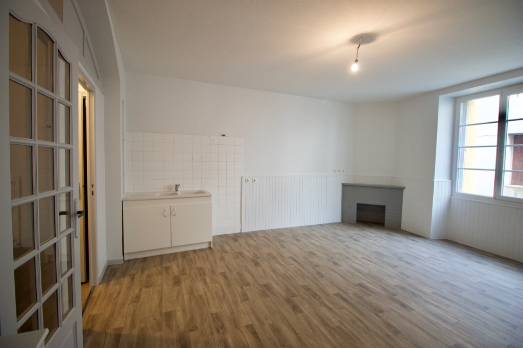 Monclar d'Agenais, dans le village, dans un immeuble de caractère dans une rue calme, charmant T1 bis de 36,60 m² avec pièce de vie avec coin cuisine, une pièce noire pouvant servir de bureau, une salle d'eau, un WC.