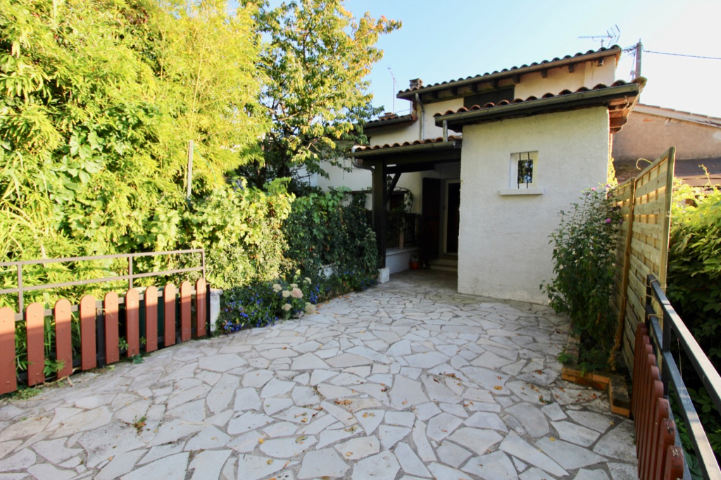 Photo Granges sur Lot, à 5 minutes de Castelmoron sur Lot, cette maison de village se situe bord de LOT, avec une grande terrasse de 31 m² avec vue sur la rivière. Rénovée entièrement, elle se compose au rez-de-chaussée d'une pièce de vie de 20,6 m², d'une cuis image 1/6