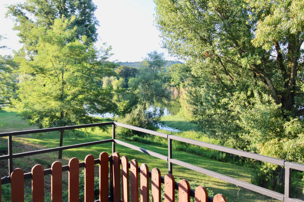 Photo Granges sur Lot, à 5 minutes de Castelmoron sur Lot, cette maison de village se situe bord de LOT, avec une grande terrasse de 31 m² avec vue sur la rivière. Rénovée entièrement, elle se compose au rez-de-chaussée d'une pièce de vie de 20,6 m², d'une cuis image 2/6