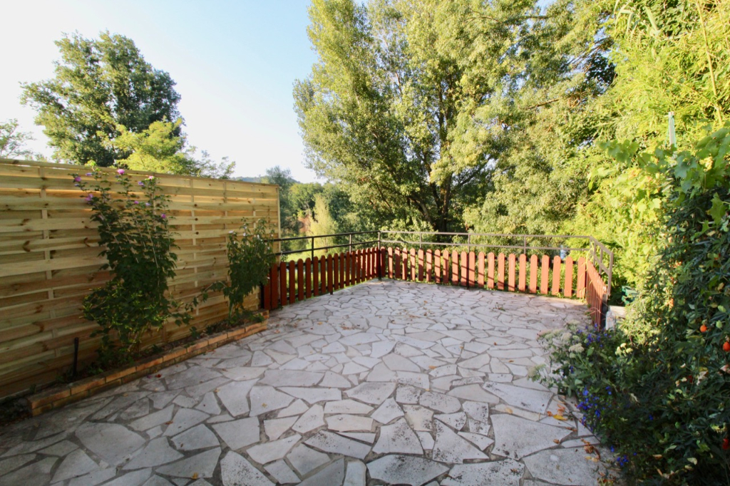Photo Granges sur Lot, à 5 minutes de Castelmoron sur Lot, cette maison de village se situe bord de LOT, avec une grande terrasse de 31 m² avec vue sur la rivière. Rénovée entièrement, elle se compose au rez-de-chaussée d'une pièce de vie de 20,6 m², d'une cuis image 3/6