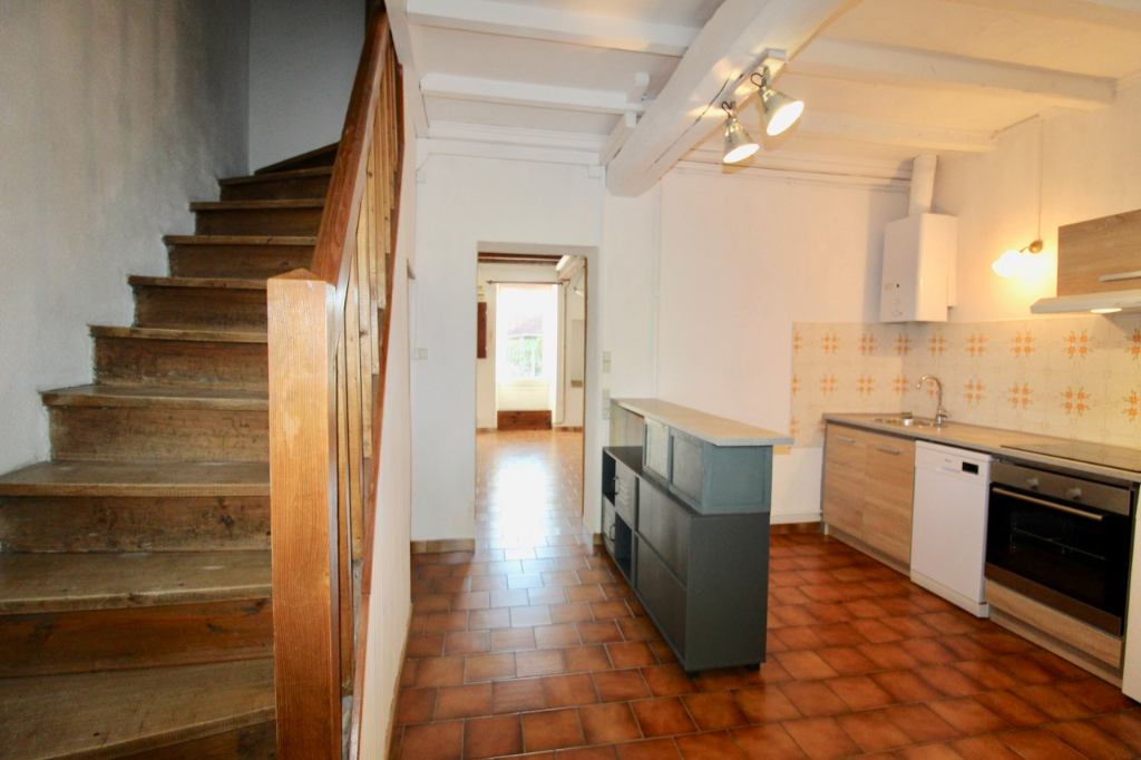 Photo Granges sur Lot, à 5 minutes de Castelmoron sur Lot, cette maison de village se situe bord de LOT, avec une grande terrasse de 31 m² avec vue sur la rivière. Rénovée entièrement, elle se compose au rez-de-chaussée d'une pièce de vie de 20,6 m², d'une cuis image 5/6