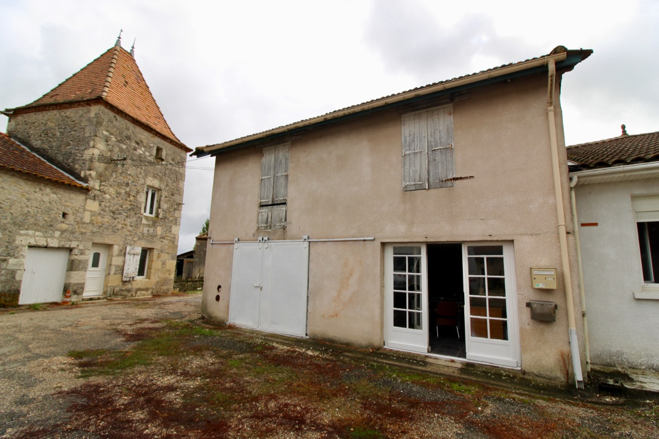 Saint Salvy, local professionnel  de 96 m2 à louer avec partie BUREAU et partie RESERVES, GARAGE. Loyer de 450  incluant l'électricité. Les charges comprennent la taxe d'ordures ménagères. Retrouvez toutes nos offres sur le site de la Maison de l'Immobil