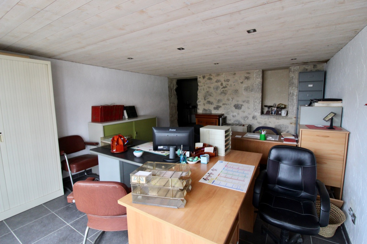 Photo Saint Salvy, local professionnel  de 96 m2 à louer avec partie BUREAU et partie RESERVES, GARAGE. Loyer de 450  incluant l'électricité. Les charges comprennent la taxe d'ordures ménagères. Retrouvez toutes nos offres sur le site de la Maison de l'Immobil image 2/2