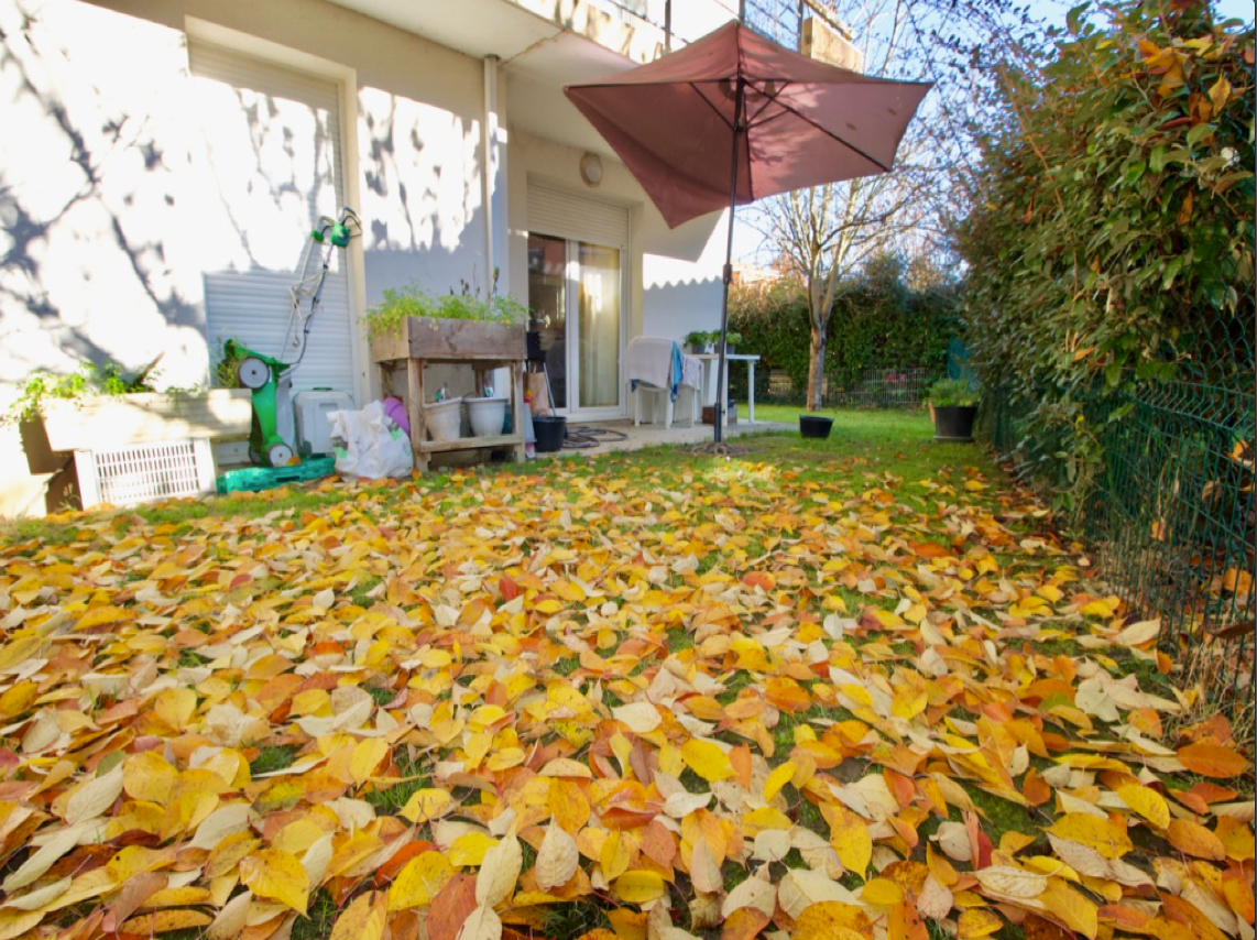 Villeneuve Sur Lot, dans une résidence récente, appartement de type 2 d'environ 41m2 avec un jardin privatif d'environ 96m2.  Il est composé d'une entrée indépendante, une pièce de vie avec un coin cuisine américaine avec un accès au jardin, une chambre,