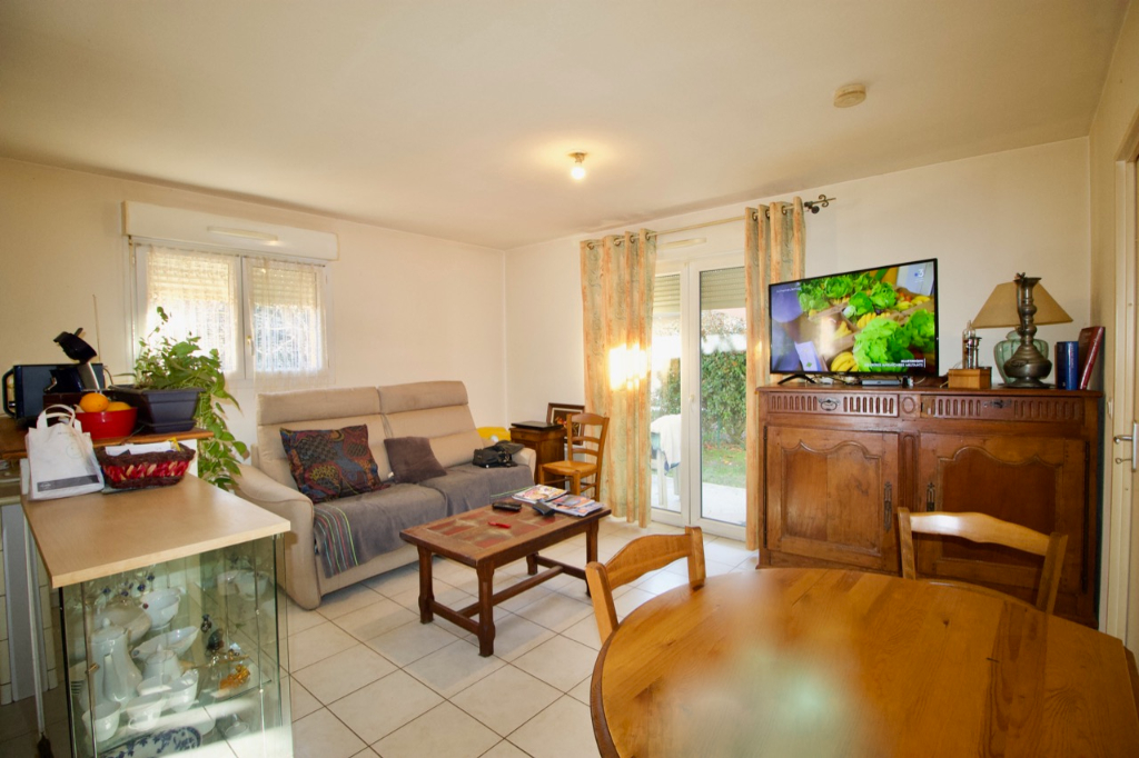 Photo Villeneuve Sur Lot, dans une résidence récente, appartement de type 2 d'environ 41m2 avec un jardin privatif d'environ 96m2.  Il est composé d'une entrée indépendante, une pièce de vie avec un coin cuisine américaine avec un accès au jardin, une chambre, image 4/6