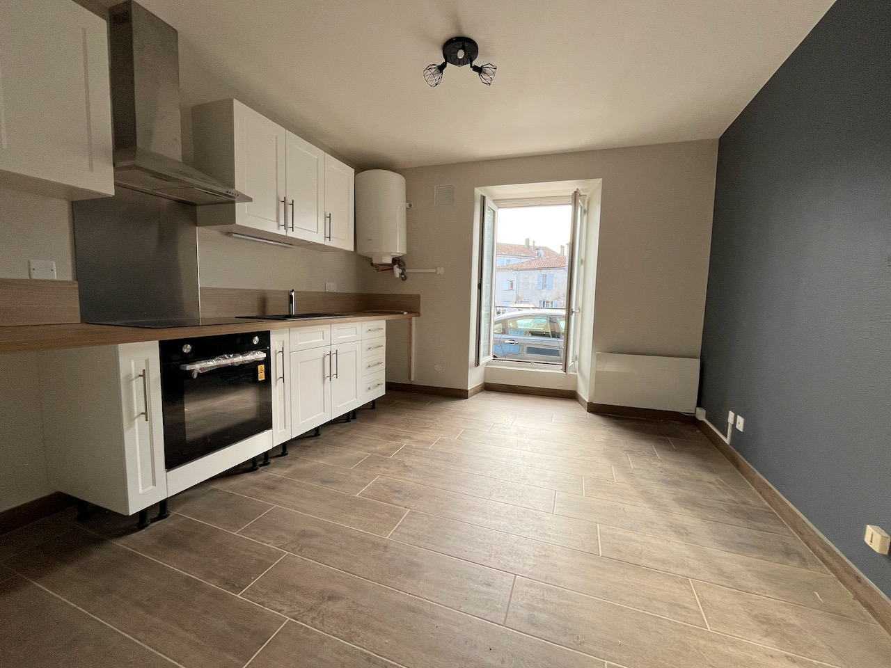 Sainte Livrade sur Lot, appartement en rez-de-chaussée T1 de 25,77 m² comprenant pièce de vie avec coin nuit et salle d'eau avec  WC. Cet appartement vient d'être entièrement rénové et il est neuf. Cuisine aménagée. Chauffage électrique. Double vitrage. I