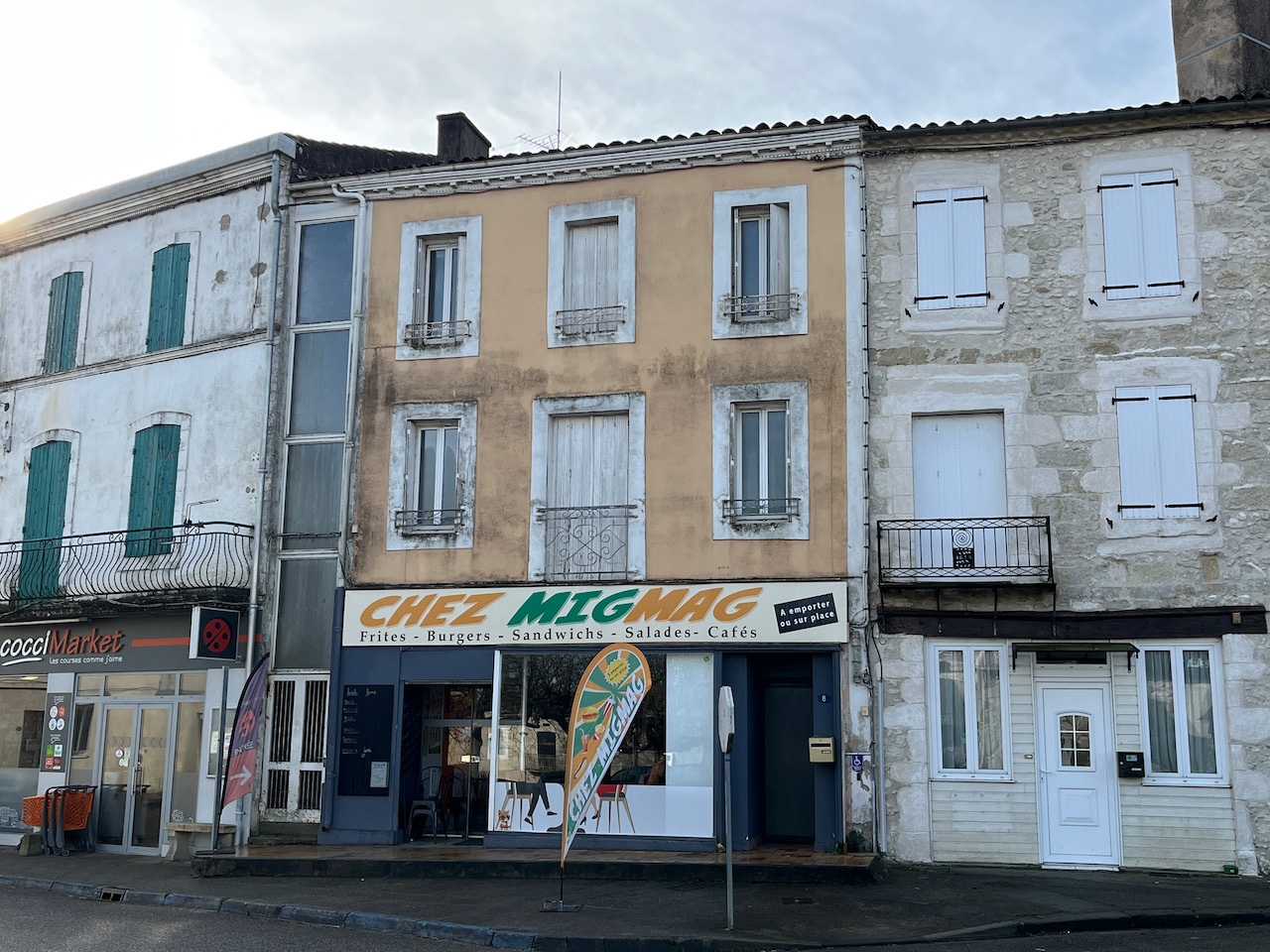 IMMEUBLE IDEAL INVESTISSEUR pour du déficit foncier. Immeuble composé de 3 lots : * au rez-de-chaussée un local commercial de 51m2 actuellement loué 300 depuis le 01/10/2021. Charge en sus : prorata taxe foncière (24%) * au premier étage un appartement T