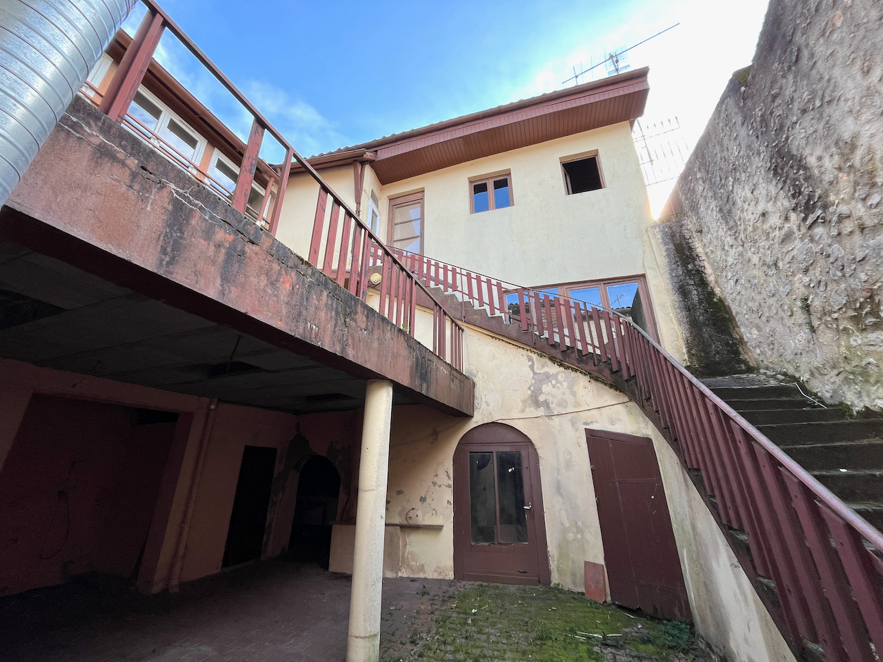 Photo IMMEUBLE IDEAL INVESTISSEUR pour du déficit foncier. Immeuble composé de 3 lots : * au rez-de-chaussée un local commercial de 51m2 actuellement loué 300 depuis le 01/10/2021. Charge en sus : prorata taxe foncière (24%) * au premier étage un appartement T image 2/6