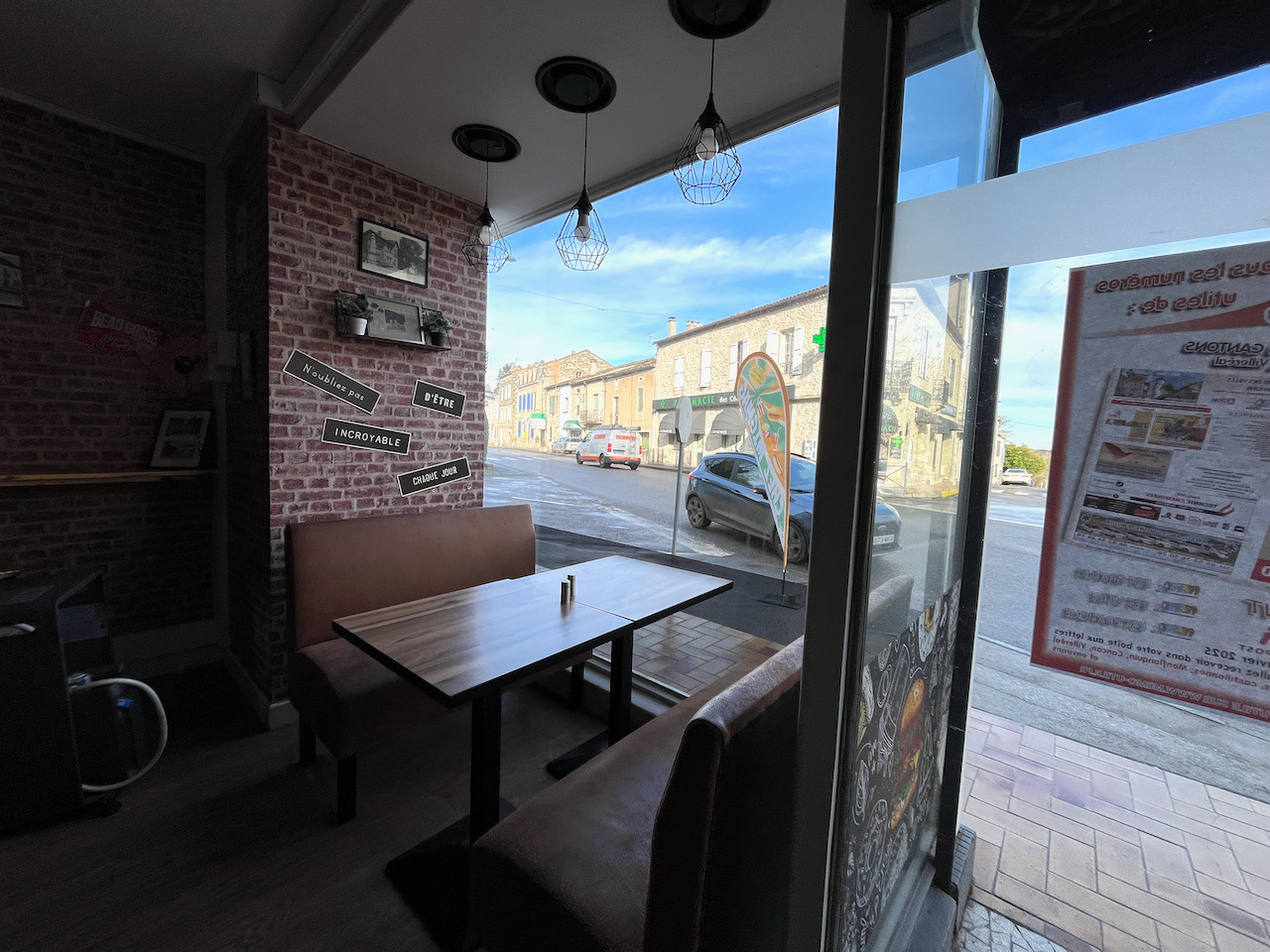 Photo IMMEUBLE IDEAL INVESTISSEUR pour du déficit foncier. Immeuble composé de 3 lots : * au rez-de-chaussée un local commercial de 51m2 actuellement loué 300 depuis le 01/10/2021. Charge en sus : prorata taxe foncière (24%) * au premier étage un appartement T image 3/6